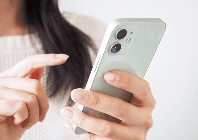 スマホを操作する女性